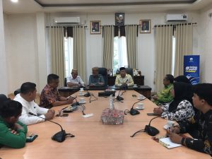 Bupati Bone Bolango, Ismet Mile yang turut didampingi Sekda Iwan Mustapa saat menerima audiens bersama Rektor Universitas Nahdlatul Ulama Gorontalo, Lahaji bersama jajaraan di Ruang Rapat Bupati, Jumat (1/8/2025). (F.Indra/Diskomiunfo)