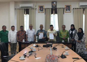 Bupati Ismet Mile didampingi Sekda Iwan Mustapa saat melakukan penandatanganan Nota Kesepahaman Bersama dengan Universitas Nahdlatul Ulama Gorontalo tentang Penyelenggaraan Bidang Pendidikan, Penelitian, dan Pengabdian Kepada Masyarakat serta Pengembangan Sumber Daya Manusia, di Ruang Rapat Bupati, Jumat (1/8/2025). (F.Indra/Diskominfo)
