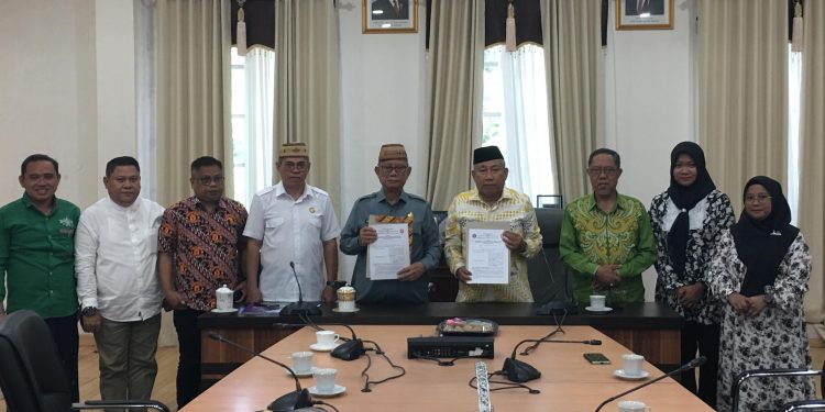 Bupati Ismet Mile didampingi Sekda Iwan Mustapa saat melakukan penandatanganan Nota Kesepahaman Bersama dengan Universitas Nahdlatul Ulama Gorontalo tentang Penyelenggaraan Bidang Pendidikan, Penelitian, dan Pengabdian Kepada Masyarakat serta Pengembangan Sumber Daya Manusia, di Ruang Rapat Bupati, Jumat (1/8/2025). (F.Indra/Diskominfo)