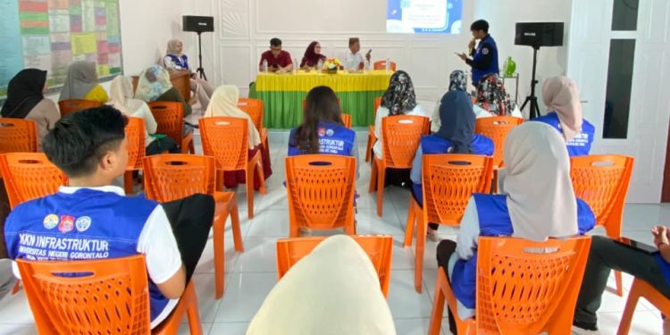 Mahasiswa KKN Tematik Infrastruktur Universitas Negeri Gorontalo melaksanakan Focus Group Discussionyang bertempat di Kantor Desa Toto Selatan, Kecamatan Kabila, Rabu (20/8/2025). (F.Istimewa)