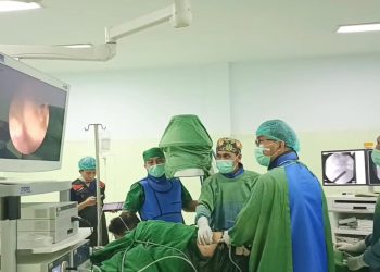 Pelayanan pasien urologi di RSUD Toto Kabila. (F. Humas RSUD Toto Kabila)