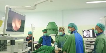 Pelayanan pasien urologi di RSUD Toto Kabila. (F. Humas RSUD Toto Kabila)