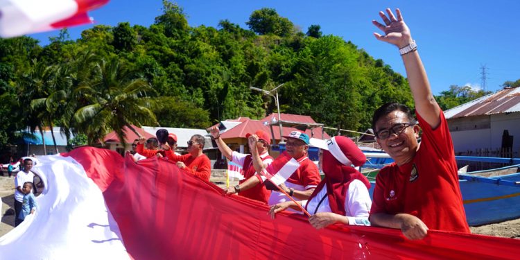 Seribu Meter Merah Putih, Modelomo Menggenggam Merdeka