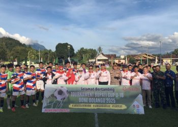 Wabup Risman Tolingguhu saat membuka Turnamen Sepakbola U-18 Bupati Bone Bolango Cup 2025 di Lapangan Duano, Rabu (17/9/2025). (F.Indra/Diskominfo)