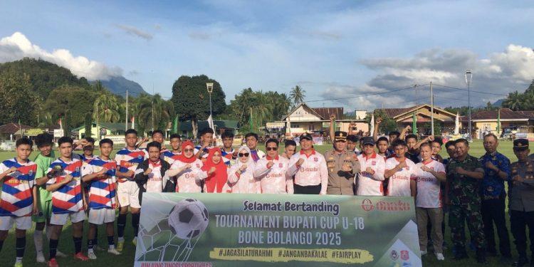 Wabup Risman Tolingguhu saat membuka Turnamen Sepakbola U-18 Bupati Bone Bolango Cup 2025 di Lapangan Duano, Rabu (17/9/2025). (F.Indra/Diskominfo)