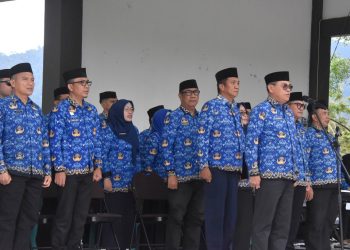 Sekda Iwan Mustapa saat memimpin Apel Korpri di Lingkungan Pemerintah Kabupaten Bone Bolango yang dilaksanakan di Lapangan Alun-Alun Bone Bolango, Rabu (17/9/2025). (F.AKP/Diskominfo)