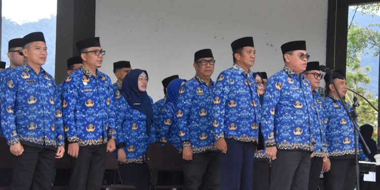 Sekda Iwan Mustapa saat memimpin Apel Korpri di Lingkungan Pemerintah Kabupaten Bone Bolango yang dilaksanakan di Lapangan Alun-Alun Bone Bolango, Rabu (17/9/2025). (F.AKP/Diskominfo)
