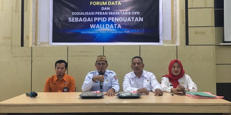 Sekda Bone Bolango, Iwan Mustapa saat membuka kegiatan Forum Data dan Sosialisasi Peran Sekretaris OPD Sebagai PPID Penguatan Wali Data yang berlangsung di Aula Bappeda Litbang Bone Bolango, Rabu (10/9/2025). (F.Indra/Diskominfo)