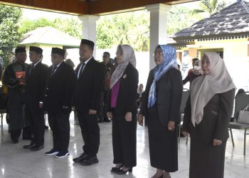Lantik Pejabat Administrator dan Pengawas, Bupati Ismet Tegaskan Birokrasi Bebas Intervensi Politik