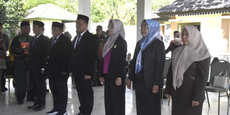 Lantik Pejabat Administrator dan Pengawas, Bupati Ismet Tegaskan Birokrasi Bebas Intervensi Politik