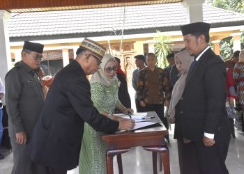 Lantik Pejabat Administrator dan Pengawas, Bupati Ismet Tegaskan Birokrasi Bebas Intervensi Politik