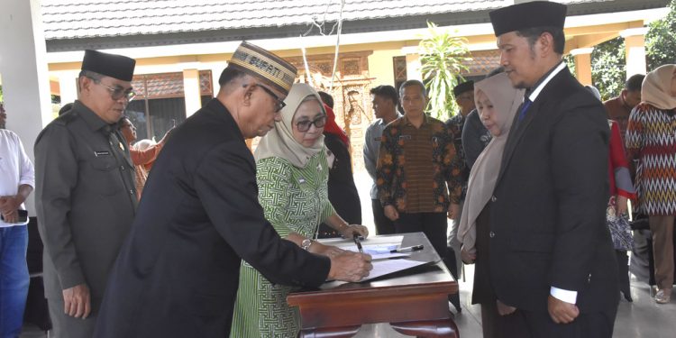 Lantik Pejabat Administrator dan Pengawas, Bupati Ismet Tegaskan Birokrasi Bebas Intervensi Politik