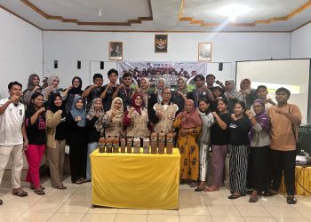 Mahasiswa KKN Tematik UNG Desa Tunggulo Selatan saat memperkenalkan hasil produksi pupuk organik Nano Grow kepada masyarakat