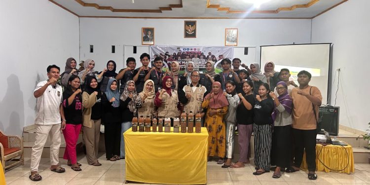 Mahasiswa KKN Tematik UNG Desa Tunggulo Selatan saat memperkenalkan hasil produksi pupuk organik Nano Grow kepada masyarakat