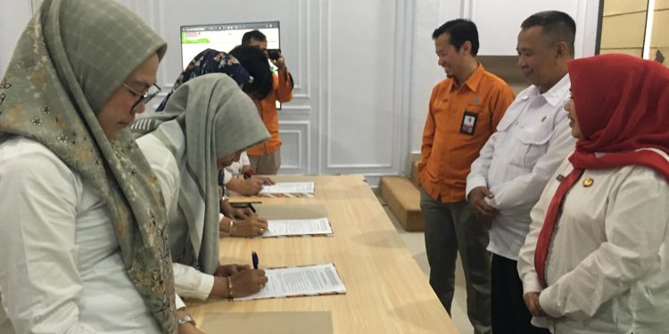 Penandatanganan komitmen bersama pelaksanaan penguatan Wali Data oleh para Sekretaris OPD di Pemerintah Kabupaten Bone Bolango. (F.Indra/Diskominfo)