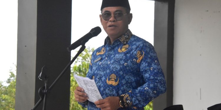 Sekda Iwan Mustapa saat memimpin Apel Korpri di Lingkungan Pemerintah Kabupaten Bone Bolango yang dilaksanakan di Lapangan Alun-Alun Bone Bolango, Rabu (17/9/2025). (F.AKP/Diskominfo)