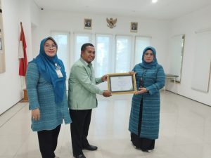 Penanggungjawab Wadah “Nur Annisa Lestari”, Abd. Kadir Pakaya saat menerima Wadah Perisai Terbaik I se-Sulawesi Maluku