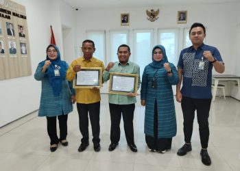 Penanggungjawab Wadah “Nur Annisa Lestari”, Abd. Kadir Pakaya saat menerima Wadah Perisai Terbaik I se-Sulawesi Maluku