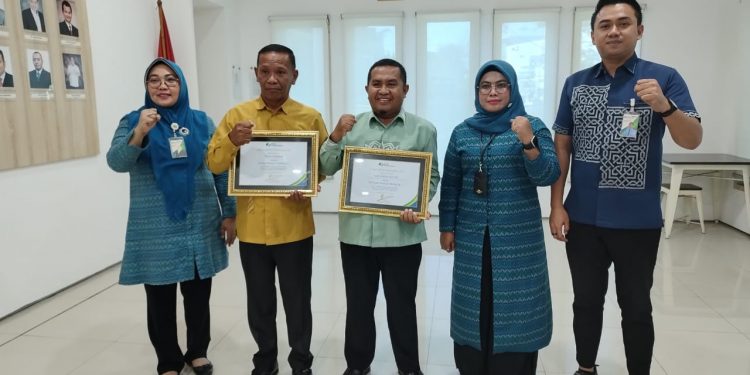 Penanggungjawab Wadah “Nur Annisa Lestari”, Abd. Kadir Pakaya saat menerima Wadah Perisai Terbaik I se-Sulawesi Maluku