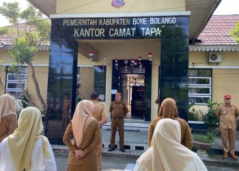 Sekretaris Daerah (Sekda) Kabupaten Bone Bolango, Iwan Mustapa, memimpin apel kerja di Kecamatan Tapa, Senin 22/9/2025). (F. Afik/Diskominfo)