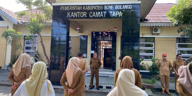 Sekretaris Daerah (Sekda) Kabupaten Bone Bolango, Iwan Mustapa, memimpin apel kerja di Kecamatan Tapa, Senin 22/9/2025). (F. Afik/Diskominfo)