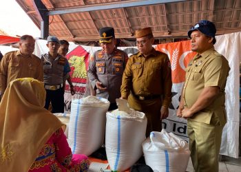 Sekda Iwan Mustapa saat melakukan sidak di Pasar Talumopatu, Kecamatan Tapa, Senin (22/9/2025). (F..Afik/Diskominfo)