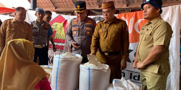 Sekda Iwan Mustapa saat melakukan sidak di Pasar Talumopatu, Kecamatan Tapa, Senin (22/9/2025). (F..Afik/Diskominfo)