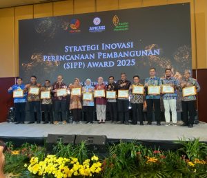 Kepala Bappeda Litbang Bone Bolango, Roswaty Agus saat menerima penghargaan Strategi Inovasi Perencanaan Pembangunan (SIPP) Award 2025  kategori Persona di Hotel Borobudur, Jakarta, Kamis (25/9/2025).  