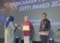 Kepala Bappeda Litbang Bone Bolango, Roswaty Agus saat menerima penghargaan Strategi Inovasi Perencanaan Pembangunan (SIPP) Award 2025 kategori Persona di Hotel Borobudur, Jakarta, Kamis (25/9/2025).