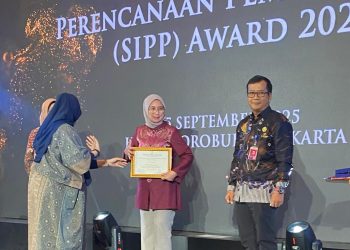 Kepala Bappeda Litbang Bone Bolango, Roswaty Agus saat menerima penghargaan Strategi Inovasi Perencanaan Pembangunan (SIPP) Award 2025 kategori Persona di Hotel Borobudur, Jakarta, Kamis (25/9/2025).