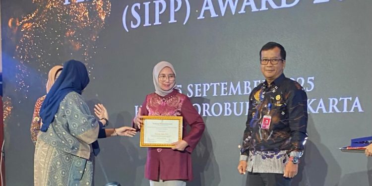 Kepala Bappeda Litbang Bone Bolango, Roswaty Agus saat menerima penghargaan Strategi Inovasi Perencanaan Pembangunan (SIPP) Award 2025 kategori Persona di Hotel Borobudur, Jakarta, Kamis (25/9/2025).