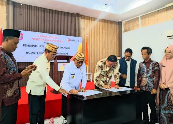 Bupati Bone Bolango, Ismet Mile saat menghadiri Penandatanganan NPHD terkait Tanah dan Bangunan antara Pemerintah Kabupaten Bone Bolango dan Bawaslu Kabupaten Bone Bolango di Kanor Bawaslu Kabupaten Bone Bolango, Jumat (24/10/2025). (Foto Aziza/Magang Diskominfo)
