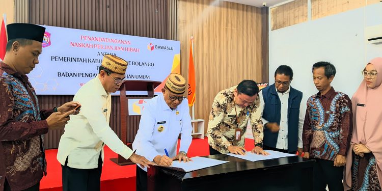 Bupati Bone Bolango, Ismet Mile saat menghadiri Penandatanganan NPHD terkait Tanah dan Bangunan antara Pemerintah Kabupaten Bone Bolango dan Bawaslu Kabupaten Bone Bolango di Kanor Bawaslu Kabupaten Bone Bolango, Jumat (24/10/2025). (Foto Aziza/Magang Diskominfo)