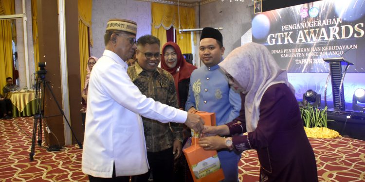 Bupati Ismet Dorong Petani Perkuat Ketahanan Pangan