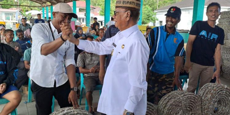 Bupati Ismet Mile Pacu Produktivitas Nelayan Lewat Bantuan Rumpon