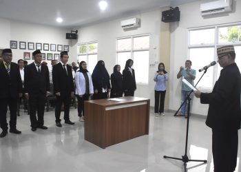 Pimpinan RSUD Toto Kabila Berganti, Bupati Ismet Mile Lantik dr. Thaib Saleh Sebagai Direktur Baru
