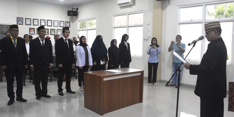 Pimpinan RSUD Toto Kabila Berganti, Bupati Ismet Mile Lantik dr. Thaib Saleh Sebagai Direktur Baru