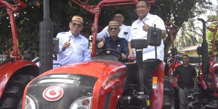 Bone Bolango Terima Bantuan Traktor dan Pompa Air Bernilai Miliaran Rupiah dari Kementerian Pertanian