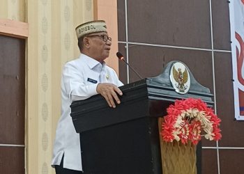 Bupati Ismet Mile saat memberikan sambutan pada Rapat Paripurna DPRD Kabupaten Bone Bolango dalam rangka Penetapan Program Pembentukan Peraturan Daerah Kabupaten Bone Bolango Tahun 2026 di Ruang Sidang Utama DPRD Bone Bolango, Jumat (28/11/2025). (F.Novi/Magang)