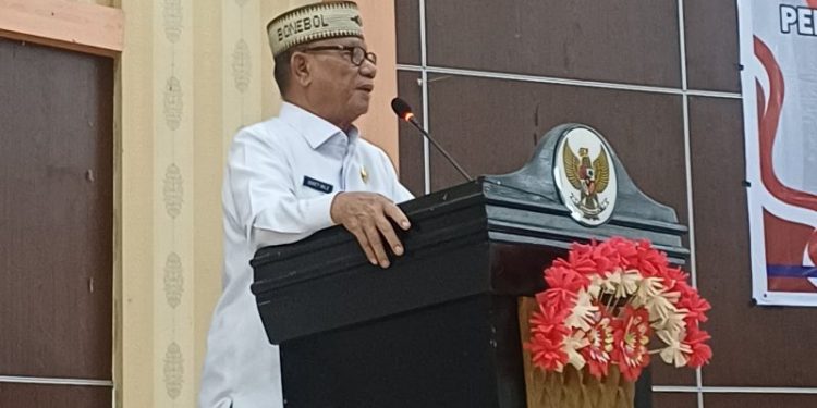 Bupati Ismet Mile saat memberikan sambutan pada Rapat Paripurna DPRD Kabupaten Bone Bolango dalam rangka Penetapan Program Pembentukan Peraturan Daerah Kabupaten Bone Bolango Tahun 2026 di Ruang Sidang Utama DPRD Bone Bolango, Jumat (28/11/2025). (F.Novi/Magang)