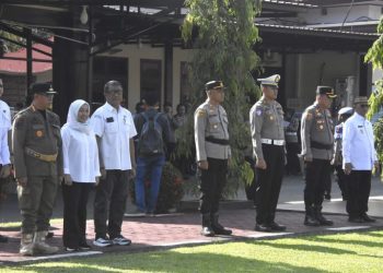 The Regent of Bone Bolango, Ismet Mile, was accompanied by several Primary High Leadership officials within the Bone Bolango Regency Government, while taking part in an integrated Hydrometeorological Disaster Emergency Preparedness Call, which was held at the Bone Bolango Police yard, Wednesday (5/11/2025). (F.AKP-Diskominfo)