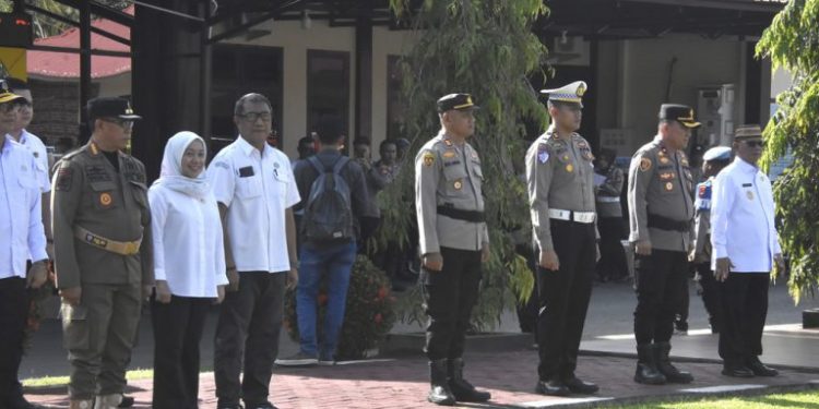 The Regent of Bone Bolango, Ismet Mile, was accompanied by several Primary High Leadership officials within the Bone Bolango Regency Government, while taking part in an integrated Hydrometeorological Disaster Emergency Preparedness Call, which was held at the Bone Bolango Police yard, Wednesday (5/11/2025). (F.AKP-Diskominfo)