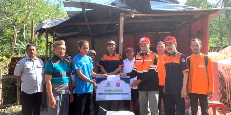 Respon Cepat, Baznas Bone Bolango Salurkan Bantuan Kemanusiaan Untuk Warga Rumahnya Tertimpa Pohon di Kabila Bone