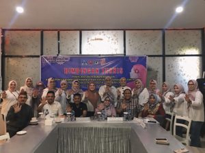 Bupati Bone Bolango, Ismet Mile yang diwakili Asisten II Setda Bone Bolango Bidang Ekonomi, Pembangunan, dan Sumber Daya Alam, Yusbar Ismail saat membuka kegiatan Bimbingan Teknis Peningkatan Peran Perempuan Dalam Pencegahan dan Penanganan Kekerasan Seksual yang diikuti Persatuan Istri Anggota Legislatif (PIAL) Bone Bolango, Jumat (28/11/2025) di Manna Café dan Bakery. (F.Indra/Diskominfo)