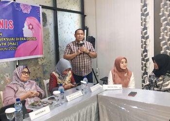 Bupati Bone Bolango, Ismet Mile yang diwakili Asisten II Setda Bone Bolango Bidang Ekonomi, Pembangunan, dan Sumber Daya Alam, Yusbar Ismail saat membuka kegiatan Bimbingan Teknis Peningkatan Peran Perempuan Dalam Pencegahan dan Penanganan Kekerasan Seksual yang diikuti Persatuan Istri Anggota Legislatif (PIAL) Bone Bolango, Jumat (28/11/2025) di Manna Café dan Bakery. (F.Indra/Diskominfo)