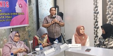 Bupati Bone Bolango, Ismet Mile yang diwakili Asisten II Setda Bone Bolango Bidang Ekonomi, Pembangunan, dan Sumber Daya Alam, Yusbar Ismail saat membuka kegiatan Bimbingan Teknis Peningkatan Peran Perempuan Dalam Pencegahan dan Penanganan Kekerasan Seksual yang diikuti Persatuan Istri Anggota Legislatif (PIAL) Bone Bolango, Jumat (28/11/2025) di Manna Café dan Bakery. (F.Indra/Diskominfo)