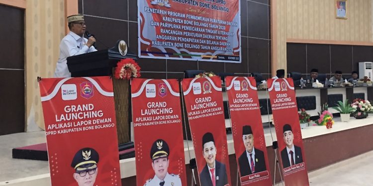 Bupati Ismet Mile saat menghadiri Grand Launching Aplikasi Lapor Dewan yang digelar di Ruang Sidang Utama DPRD Bone Bolango, Jumat (28/11/2025). (F.Indra/Diskominfo)