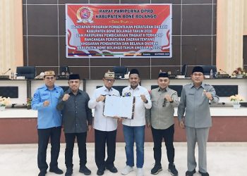 Bupati Ismet Mile didampingi Sekda Iwan Mustapa saat menghadiri Rapat Paripurna Pembicaraan Tingkat II Penetapan Ranperda APBD 2026 di Ruang Sidang Utama DPRD Bone Bolango, Jumat (28/11/2025). (F.Indra/Diskominfo)