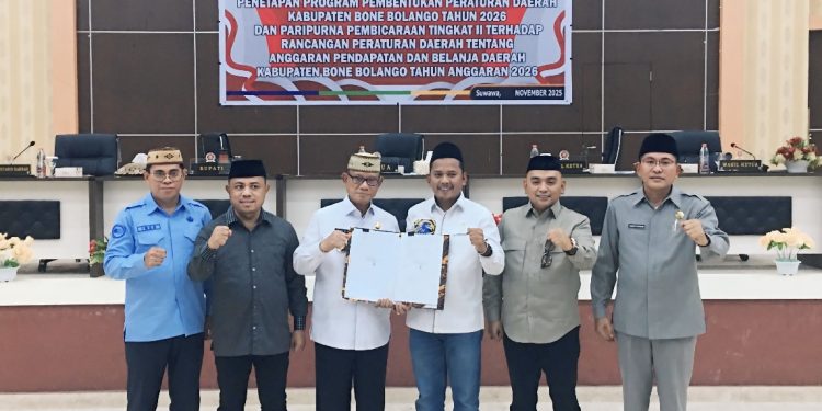 Bupati Ismet Mile didampingi Sekda Iwan Mustapa saat menghadiri Rapat Paripurna Pembicaraan Tingkat II Penetapan Ranperda APBD 2026 di Ruang Sidang Utama DPRD Bone Bolango, Jumat (28/11/2025). (F.Indra/Diskominfo)
