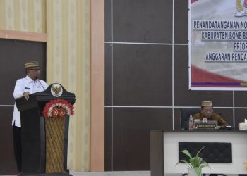 Bupati Ismet Mile saat memberikan sambutan pada Rapat Paripurna DPRD Bone Bolango dalam rangka Penandatanganan Nota Kesepakatan Kebijakan Umum Anggaran dan Prioritas Plafon Anggaran Sementara (KUA-PPAS) Tahun Anggaran 2026 di Ruang Sidang Utama Paripurna DPRD Bone Bolango, Senin (3/11/2025). (F.Indra/Diskominfo)